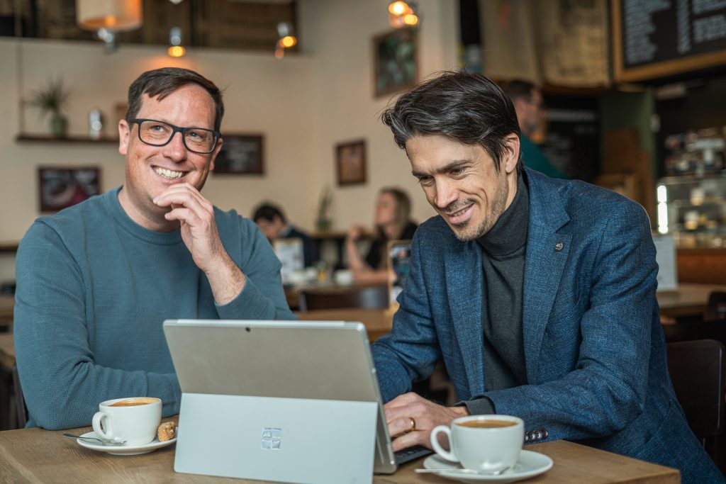 Ivo Blättler and Beat Bühlmann drinking coffee